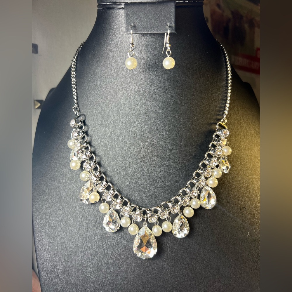 Elegant Rhinestone and Pearl Necklace Set